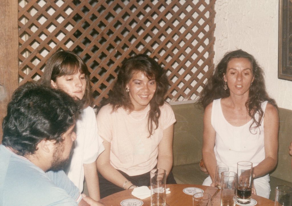 En el Búho, en uno de los pubs donde cantaba, a mi izquierda está Paty Saravia (cantante) y a mi derecha Débora Soto (por ella me convertí en Miss Rosi al reemplazarla unas semanas en un colegio) y Toño Cater (Músico)